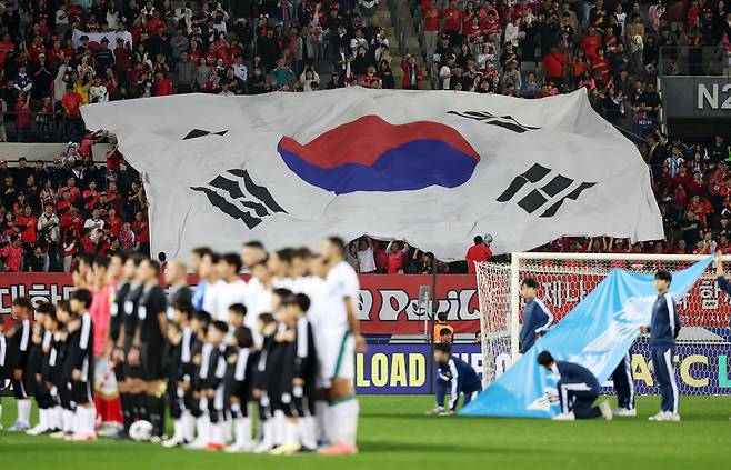 2024년 10월 경기도 용인미르스타디움에서 열린 2026 북중미 월드컵 아시아 지역 3차 예선 B조 4차전 대한민국과 이라크의 경기에서 붉은악마가 대형 태극기를 펼치고 있다. /뉴시스