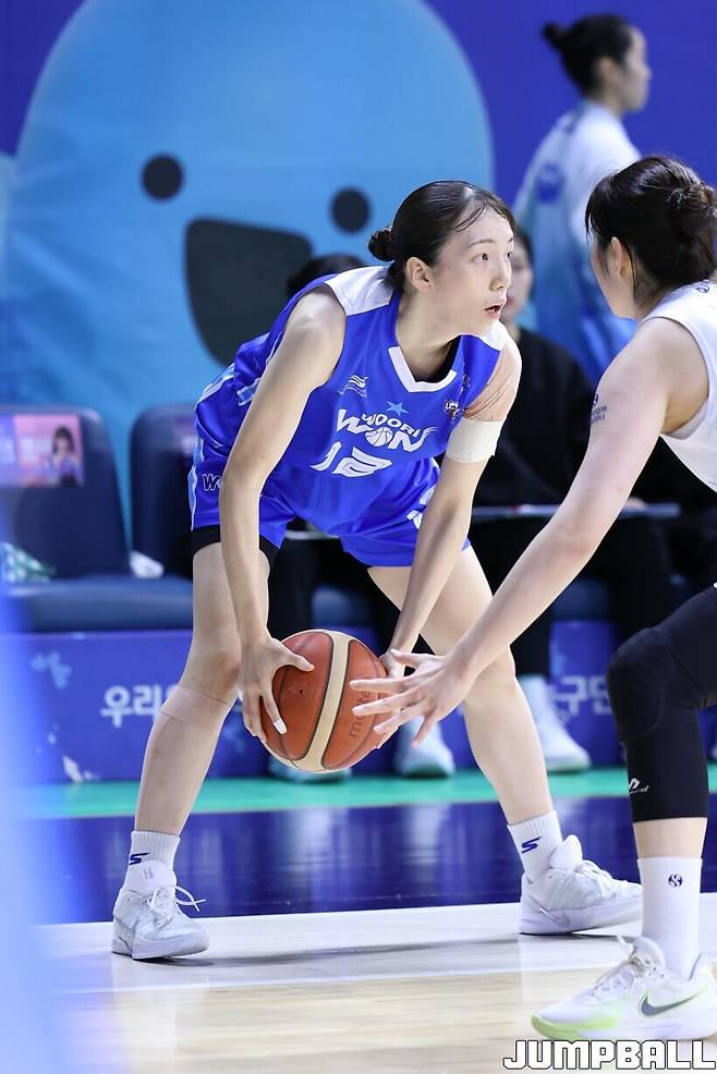 ‘아야노 21점, 김단비 더블더블’ 우리은행, 신한은행에 역전승...2연패 탈출