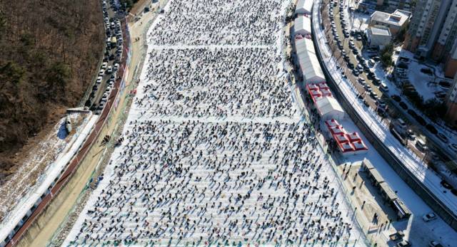 ▲ 2026 화천산천어축제가 개막 15일 만인 24일 현재 누적 관광객 100만명을 돌파, 밀리언 글로벌 축제의 위상을 다시 확인했다.