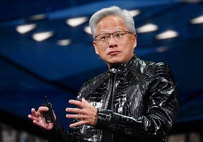 젠슨 황 엔비디아 CEO가 미국 라스베이거스에서 열렸던 CES 2026에서 발표하고 있습니다. 사진=뉴스1