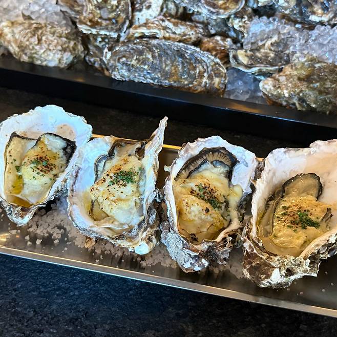 Grilled oysters at Dozen Oyster Hannam (Instagram)