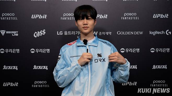 ‘윌러’ 김정현이 23일 서울 종로구 치지직 롤파크 LCK 아레나에서 열린 ‘2026 LCK컵’ 그룹 배틀 농심 레드포스와의 경기가 끝난 후 쿠키뉴스와 인터뷰를 하고 있다. 쿠키뉴스