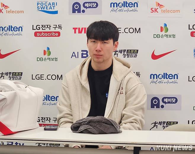 김낙현이 24일 오후 2시 잠실실내체육관에서 열린 가스공사와 2025~2026 LG전자 프로농구 정규시즌 경기가 끝나고 기자회견에 참석하고 있다. 송한석 기자