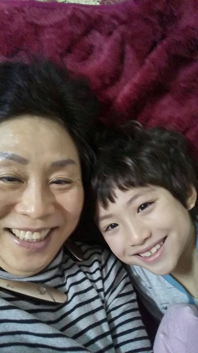 고(故) 이화영씨와 손자 모습. 아들 김대현씨 제공