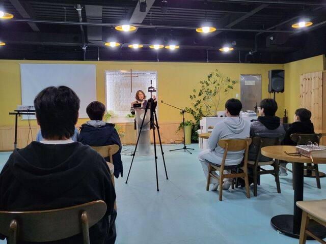 홍 목사가 교회 대안학교 채플 시간에 다음세대들에게 말씀을 전하는 모습.