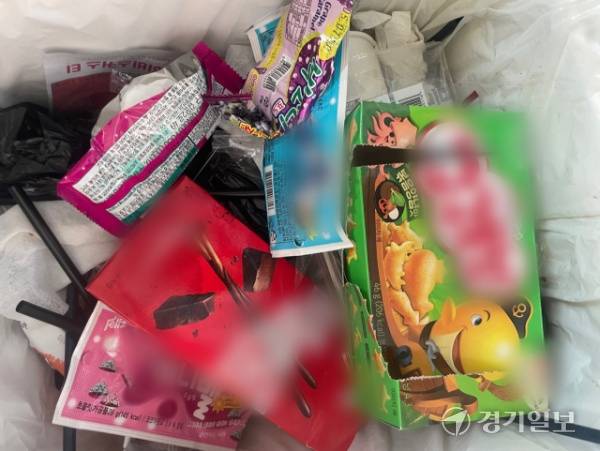 용인시의 한 무인카페의 쓰레기통이 외부 쓰레기로 가득 차 있다. 용인시 매장 점주 제공