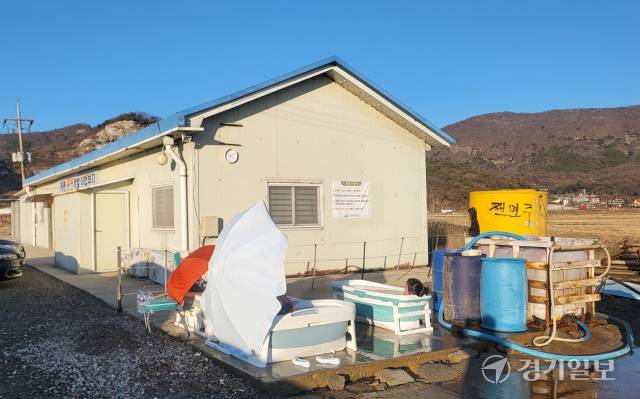 25년째 방치되고 있는 해명온천 부지. 주민들이 온천공에서 물을 받아 간이 온천욕을 즐기고 있다. 조향래기자