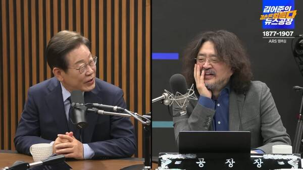 ▲이재명 대통령이 지난해 6월2일 유튜브 채널 '김어준의 겸손은힘들다 뉴스공장'에 출연해 김어준씨와 대담하고 있다. 사진=김어준의 겸손은힘들다 뉴스공장 영상 갈무리