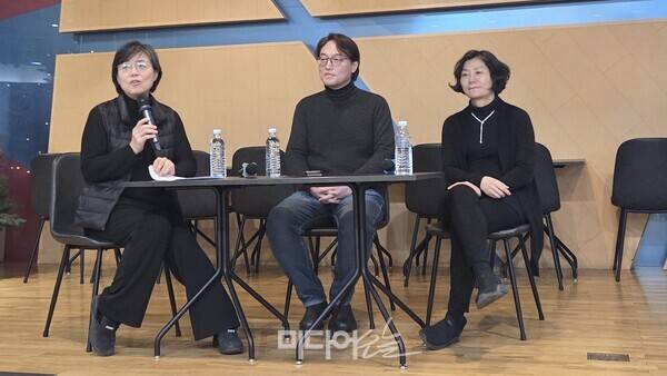 ▲ 지난 14일 서울 마포구 청년문화공간JU에서 미디어오늘 주최로 '황우석 사태 20년, 지금이라면 진실을 밝힐 수 있었을까' 주제의 '미디어먼슬리'가 열렸다. 왼쪽부터 이희정 미디어오늘 대표, 류영준 강원대 의대 교수, 김희원 한국일보 뉴스스탠다드 실장. 사진=박재령 기자