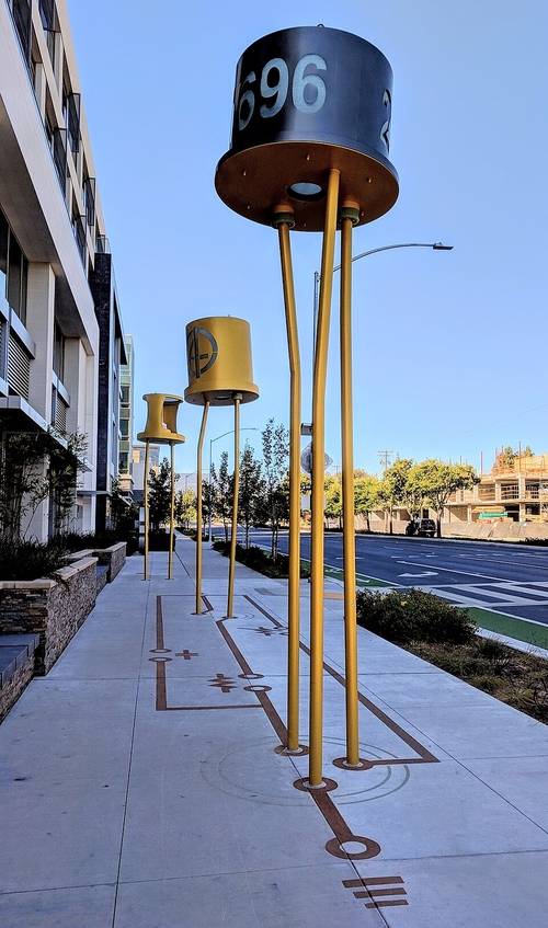 캘리포니아 쇼클리 반도체 부지에, 쇼클리가 개발한 디바이스들이 형상화된 모습. [사진출처=Dicklyon]