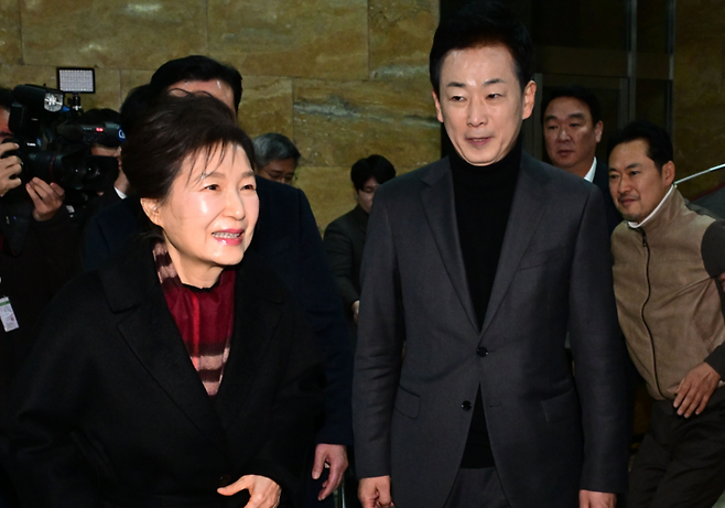 단식 중인 장동혁 대표 방문한 박근혜 전 대통령과 유영하 국민의힘 의원 [연합뉴스]