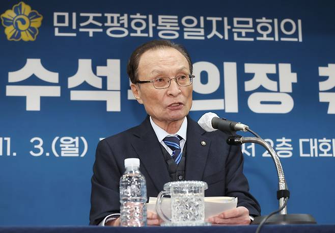 베트남 출장 중이던 이해찬 민주평화통일자문회의 수석부의장이 지난 23일 현지에서 건강이 급격히 악화해 위독한 상태다. 병원 이송 과정에서 심정지도 있었으나, 지금은 호흡이 돌아온 것으로 전해졌다. 사진은 지난해 11월 제22기 민주평화통일자문회의 수석부의장 취임식에서 취임사를 하는 이해찬 전 총리. [연합뉴스]