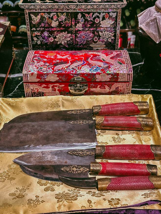 1955 그로서리아 레스토랑에 전시한 드라마 속 소품 / 사진=권효정 여행+ 기자