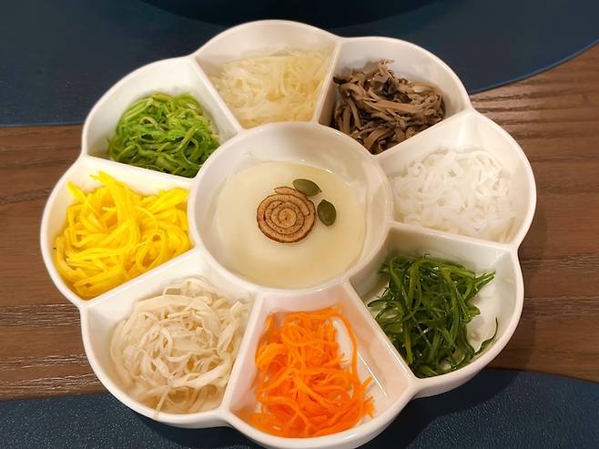 제철 나물 구절판(드라마 11화, 12화) / 사진=권효정 여행+ 기자