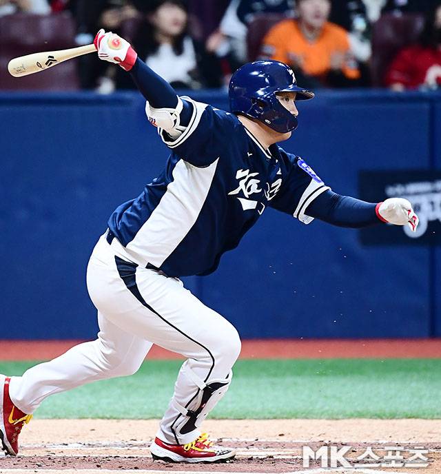 2025년 11월 9일 오후 서울 고척스카이돔에서 ‘2025 NAVER K-BASEBALL SERIES’ 한국과 체코의 평가전이 열렸다. 3회초 1사 2, 3루에서 대표팀 문보경이 1루땅볼로 선취점을 올리고 있다. 사진=김영구 기자