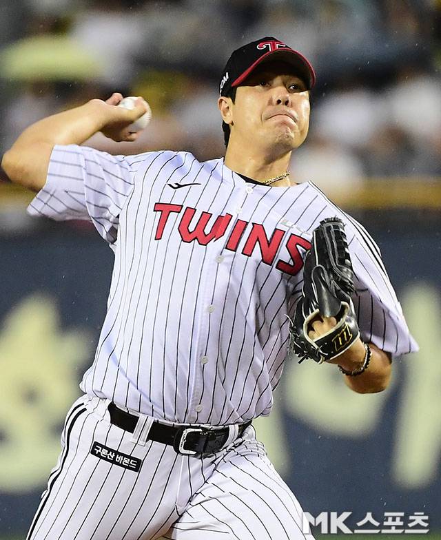 2023년 9월 16일 오후 서울 잠실구장에서 ‘2023 KBO 리그’ SSG 랜더스와 LG 트윈스 경기가 열렸다. SSG는 62승 56패 2무로 4위, LG는 71승 47패 2무로 1위에 자리하고 있다. 6회초 1사 1, 2루에 등판한 LG 김진성이 역투하고 있다. 사진=김영구 기자