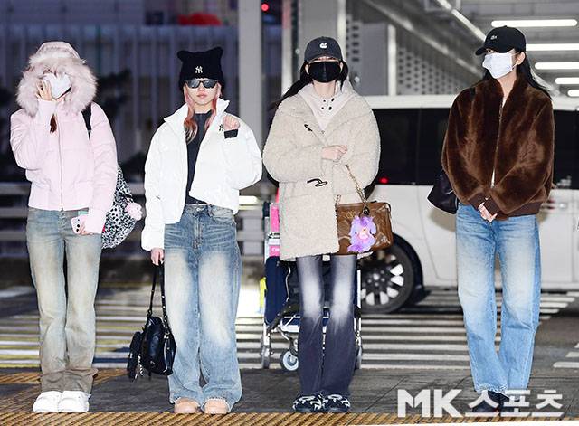 걸그룹 아이브가 영하 10도에 가까운 한파 속에서도 각기 다른 공항 패션으로 시선을 모았다. 특히 멤버들 사이에 묘한 ‘거리감’이 포착돼 웃음을 자아냈다.사진=김영구 기자