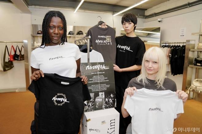 (서울=뉴스1) = 브랜드 인큐베이터 하고하우스의 투자 브랜드 마뗑킴이 12일 서울 성동구 성수동에 위치한 마뗑킴 플래그십 스토어에서 포토행사를 진행했다고 밝혔다.  외국인 모델들이 한글라인으로 새롭게 출시된 마뗑킴 티셔츠를 소개하고 있다. (하고하우스 제공. 재판매 및 DB 금지) 2025.8.12/뉴스1  Copyright (C) 뉴스1. All rights reserved. 무단 전재 및 재배포,  AI학습 이용 금지. /사진=(서울=뉴스1)