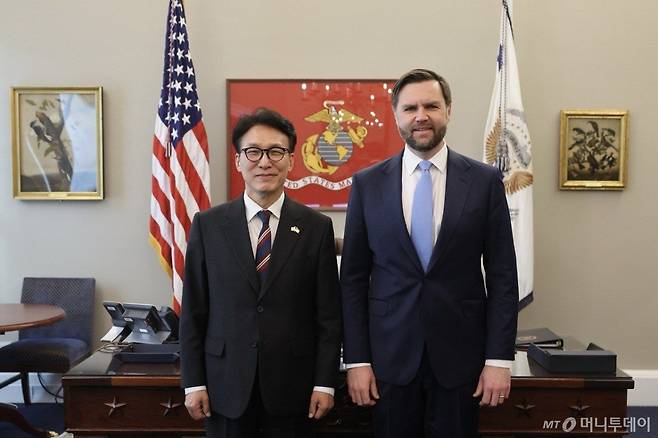 (워싱턴=뉴스1) 류정민 특파원 = 김민석 국무총리가 23일(현지시간) 미국 워싱턴DC 백악관에서 JD밴스 부통령을 만나 한미 관계 발전 방안 등에 대해 의견을 교환한 뒤 기념 촬영을 하고 있다.(국무총리실 사진 제공, 재판매 및 DB금지) 2026.01.23.  Copyright (C) 뉴스1. All rights reserved. 무단 전재 및 재배포,  AI학습 이용 금지. /사진=(워싱턴=뉴스1) 류정민 특파원