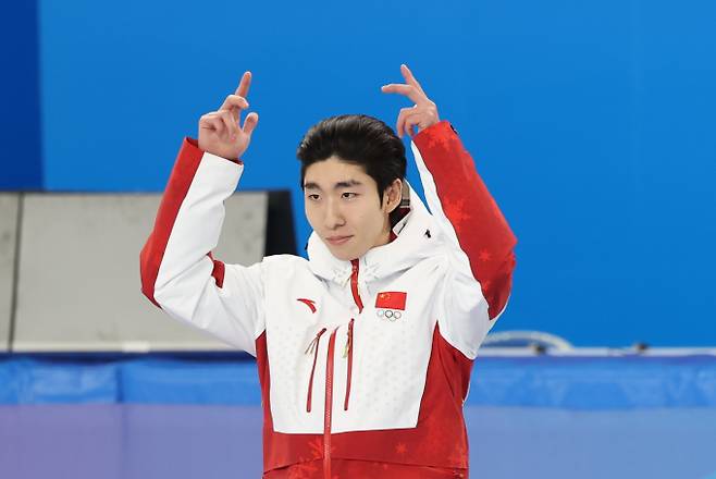 한국 쇼트트랙 국가대표 출신 중국 귀화 선수 린샤오쥔(한국명 임효준)이 다음달에 개최되는 2026 밀라노·코르티나담페초 동계 올림픽에 출전한다. 사진은 지난해 2월8일(현지시각) 중국 헤이룽장성 하얼빈 빙상훈련센터 다목적홀에서 열린 하얼빈 동계아시안게임 쇼트트랙 남자 500m 시상식에서 금메달을 획득한 린샤오쥔의 모습. /사진=뉴스1