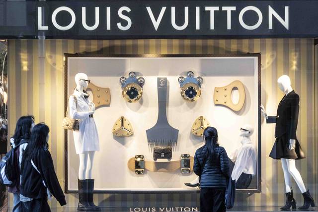 서울 시내의 한 백화점 루이비통 매장 앞으로 시민이 지나가고 있다. 뉴시스