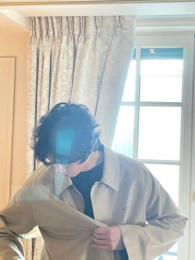공유가 새로운 헤어스타일로 한층 어려진 동안 비주얼을 뽐냈다. / 공유 SNS