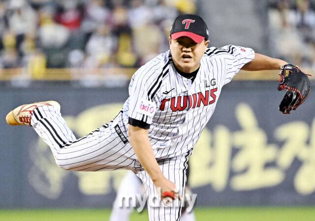 3일 오후 서울 잠실야구장에서 진행된 '2025 프로야구 KBO리그' LG트윈스와 SSG랜더스의 경기.LG 장현식이 역투하고 있다./마이데일리