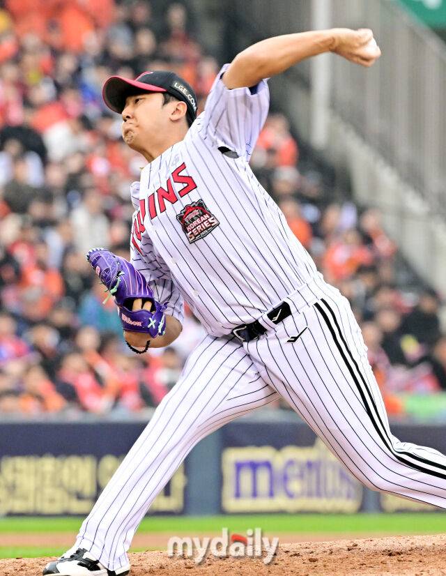 26일 오후 서울 잠실야구장에서 진행된 '2025 신한 SOL Bank KBO 한국시리즈 1차전' 한화 이글스와 LG 트윈스의 경기. LG 송승기가 구원 등판해 역투를 펼치고 있다./마이데일리
