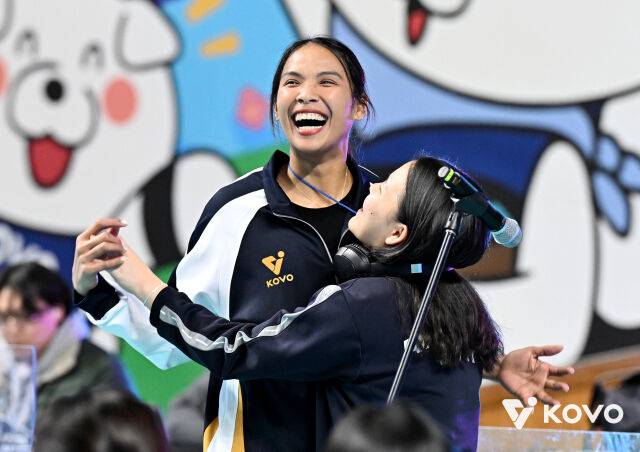 문제를 출제하며 즐거워하는 타나차와 통역./KOVO