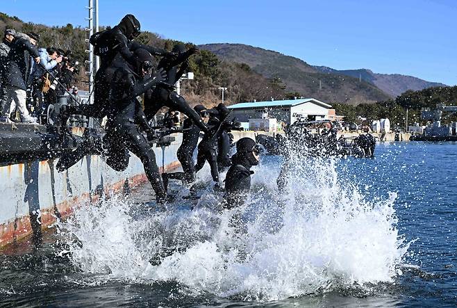 지난 22일 경남 창원 해군 해난구조전대에서 진행된 SSU 혹한기 내한훈련에 참가한 심해잠수사들이 철인중대 선발경기 종목인 오리발 수영을 하기 위해 입수하고 있다.[해군 제공]