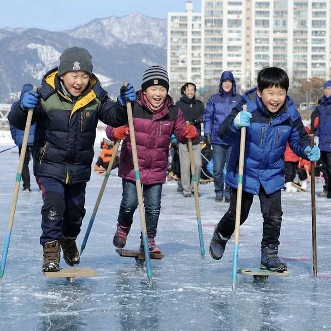 외날 스탠딩 얼음썰매를 지치는 아이들. 숙련된 기술이 필요한 종목이다.