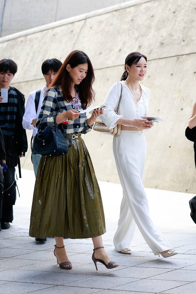 지난해 9월 서울에서 열린 서울 패션위크 S/S 2026에 참석하는 사람들 [게티이미지]