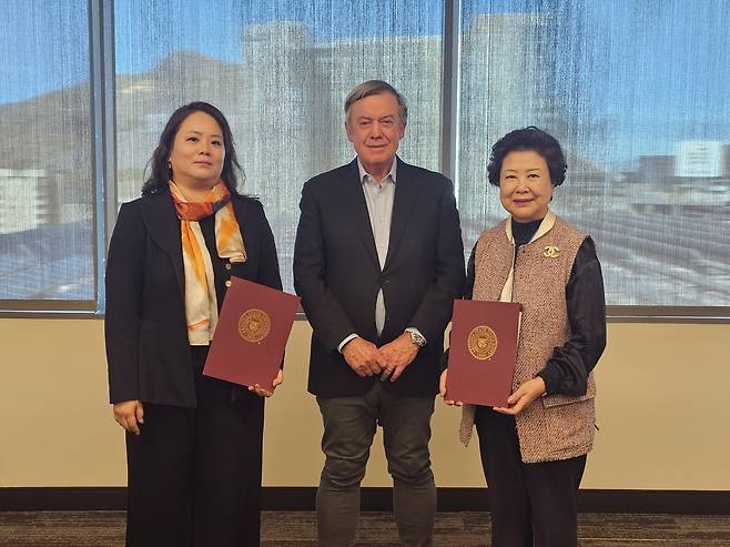 지난 15일 미국 애리조나주립대와 한국 대학 총장단이 ‘산업 밀착형 고등교육 협력’을 위한 업무협약을 체결했다.대구보건대 남성희 총장(오른쪽부터)과 ASU 마이클 크로 총장, 대전보건대 이정화 총장.[대구보건대 제공]