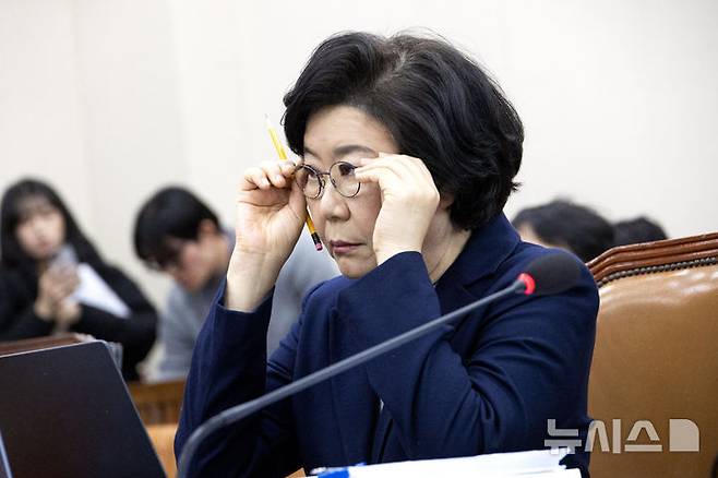 [서울=뉴시스] 고승민 기자 = 이혜훈 기획예산처 장관 후보자가 23일 오전 서울 여의도 국회 재정경제기획위원회 전체회의에서 열린 인사청문회에 출석해 안경을 만지고 있다.(공동취재) 2026.01.23. photo@newsis.com