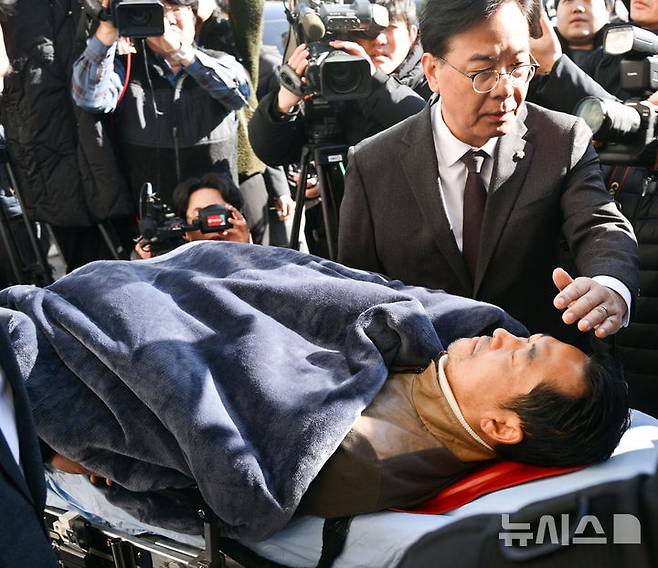 [서울=뉴시스] 김명년 기자 = 장동혁 국민의힘 대표가 지난 22일 서울 여의도 국회 로텐더홀에서 통일교게이트·더불어민주당공천뇌물 '쌍특검' 수용을 요구 단식 농성을 중단하고 병원으로 이송되고 있다. (공동취재) 2026.01.22.photo@newsis.com