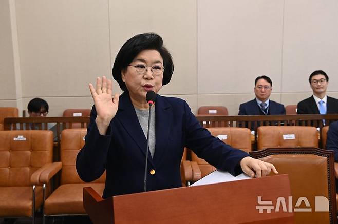 [서울=뉴시스] 고승민 기자= 이혜훈 기획예산처 장관 후보자가 23일 오전 서울 여의도 국회 재정경제기획위원회에서 열린 인사청문회에서 선서하고 있다.(공동취재) 2026.01.23. photo@newsis.com