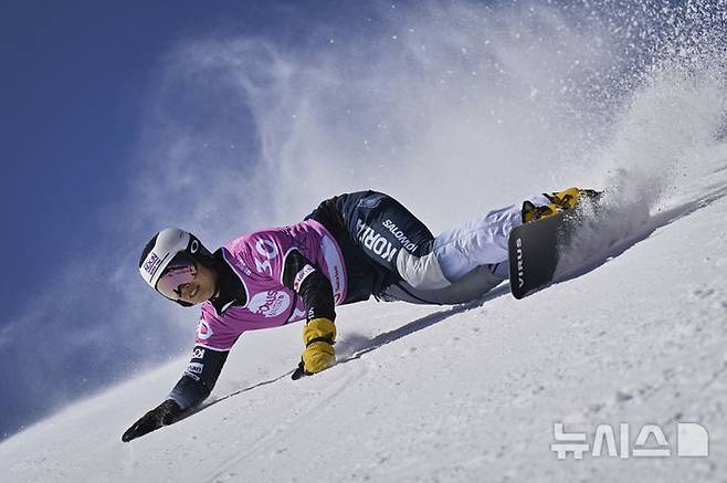 [생모리츠=AP/뉴시스] 이상호가 20일(현지 시간) 스위스 생모리츠 엥가딘에서 열린 2025 국제스키연맹(FIS) 프리스키·스노보드 세계선수권 스노보드 알파인 남자 평행대회전 경기를 펼치고 있다. 이상호는 3-4위전에서 동메달을 따냈다. 2025.03.21.