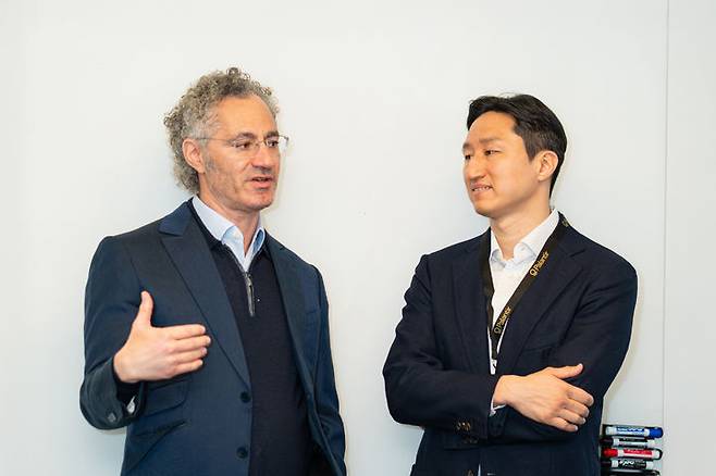지난 2025년 3월 미국 워싱턴 D.C.에 위치한 팔란티어 테크놀로지스 사무실에서 정기선 HD현대 회장과 알렉스 카프 팔란티어 공동 창업자 겸 최고경영자(CEO)가 만나 협력 방안을 논의하는 모습.(사진=HD현대 제공). 2026.01.21. photo@newsis.com *재판매 및 DB 금지