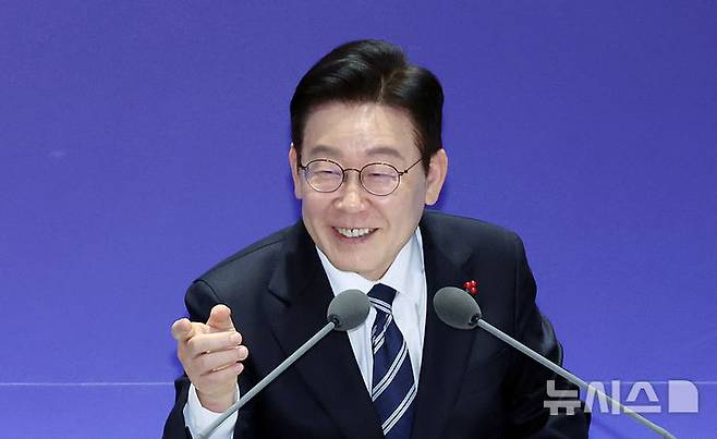 [울산=뉴시스] 최동준 기자 = 이재명 대통령이 23일 울산전시컨벤션센터에서 열린 '울산의 마음을 듣다' 타운홀 미팅에서 발언하며 미소를 짓고 있다. (청와대통신사진기자단) 2026.01.23. photocdj@newsis.com
