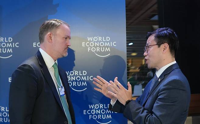 여한구 산업통상부 통상교섭본부장이 22일(현지시간) 스위스 다보스에서 그리어 미국 무역대표부 대표와 면담하고 있다. 연합뉴스