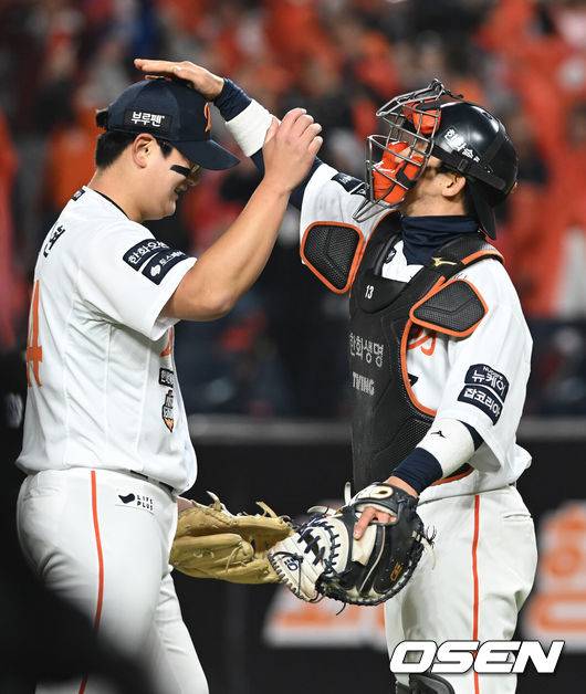 [OSEN=대전, 손용호 기자] 프로야구 한화 이글스가 극적인 역전승으로 반격에 성공했다.&nbsp;한화는 29일 대전 한화생명볼파크에서 열린 2025 신한 SOL뱅크 KBO 한국시리즈 3차전 LG 트윈스와의 경기에서 7-3 역전승을 거뒀다. 1차전과 2차전을 모두 내준 한화는 이날 승리로 시리즈 전적 1승 2패 추격을 시작했다.&nbsp;경기를 마치고 한화 김서현이 승리를 기뻐하고 있다.  2025.10.29 /spjj@osen.co.kr