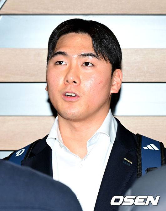 [OSEN=인천공항, 최규한 기자] 프로야구 두산 베어스가 2026 시즌을 준비하기 위해 23일 오후 인천공항을 통해 호주로 출국했다.두산은 호주 시드니에서 1차 캠프를 진행한 뒤, 일본 미야자키에서 2차 캠프를 이어간다.두산 윤준호가 취재진과 질의응답 시간을 갖고 있다. 2026.01.23 / dreamer@osen.co.kr