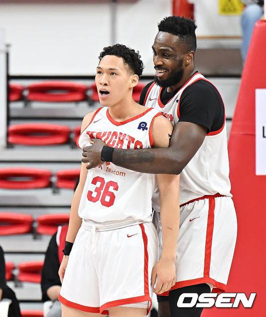 [OSEN=울산, 이석우 기자] 22일 울산 동천체육관에서 2025-2026 LG전자 프로농구 울산 현대모비스와 서울 SK의 경기가 열렸다.  치골염으로 3경기 연속 결장했던 해먼즈가 훈련에 복귀한 가운데, 돌파력과 수비, 리바운드 가담 능력을 갖춘 신장 190cm의 새 아시아쿼터 존킴웰 피게로아가 데뷔전을 치르는 현대모비스가 SK를 상대로 어떤 경기력을 보여줄지 관심이 쏠린다.서울 SK 에디 다니엘이 골을 성공시키고 워니의 축하를 받고 있다. 2026.01.22 / foto0307@osen.co.kr