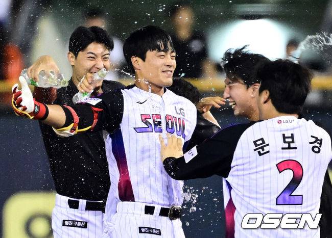 [OSEN=잠실, 조은정 기자]미리보는 한국시리즈다웠다. 명품 투수전에 이어 끝내기로 희비가 엇갈렸다.프로야구 LG 트윈스가 한화 이글스 상대로&nbsp;짜릿한 끝내기 승리로 1위 자리를 지켰다.&nbsp;LG는 8일 서울 잠실구장에서 열린 2025 KBO리그 한화와&nbsp;경기에 2-1로 승리했다. 연장 10회말 끝내기 승리. 이로써 1위 LG는 2위 한화를 2경기 차이로 따돌렸다.&nbsp;연장 10회말 1사 만루 LG 천성호가 끝내기 안타를 날린 뒤 기뻐하고 있다.  2025.08.08 /cej@osen.co.kr