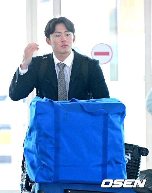 [OSEN=인천공항, 최규한 기자] 프로야구 삼성 라이온즈가 2026 시즌을 준비하기 위해 23일 오후 인천공항을 통해 괌으로 출국했다.삼성은 지난해에 이어 괌에서 1차 스프링캠프를 치른 뒤 일본 오키나와로 건너가 2차 캠프를 진행할 계획이다.삼성 미야지 유라가 출국장에 들어서고 있다. 2026.01.23 / dreamer@osen.co.kr
