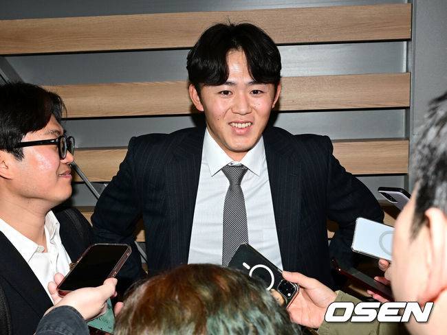 [OSEN=인천공항, 최규한 기자]  プロ野球サムスン・ライオンズが2026年シーズンに向けて23日午後、仁川空港を通じてグアムへ出国した。三星は昨年と同様にグアムで１次春季キャンプを行い、その後日本の沖縄に移動して２次キャンプを行う予定だ。サムスンの宮地由良氏が記者らと質疑応答を行っている。 2026.01.23 / dreamer@osen.co.kr