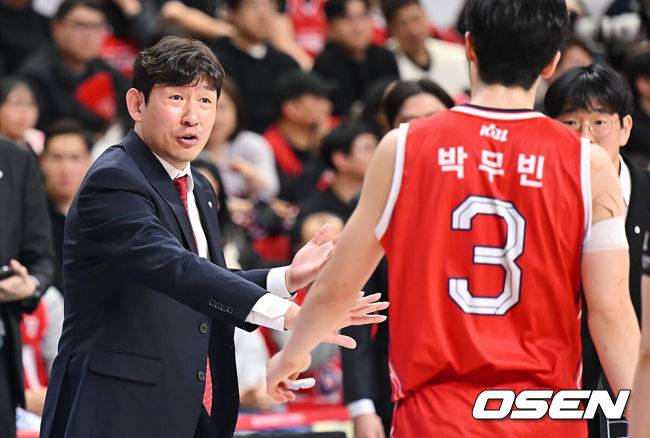 [OSEN=울산, 이석우 기자] 24일 울산 동천체육관에서 2025-2026 LG전자 프로농구 울산 현대모비스와 원주 DB의 경기가 열렸다.  올 시즌 원주 DB와의 세 차례 맞대결에서 모두 고개를 숙인 울산 현대모비스가 홈 코트에서 연승 흐름을 이어갈 수 있을지 관심이 쏠린다.울산 현대모비스 양동근 감독이 박무빈에게 작전 지시를 하고 있다. 2026.01.24 / foto0307@osen.co.kr