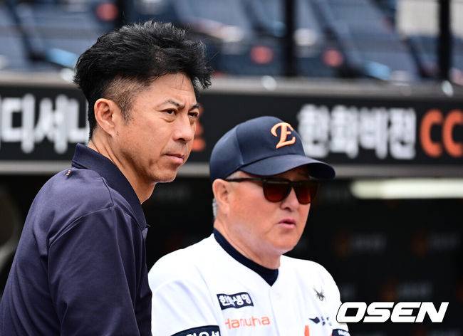 [OSEN=대전, 지형준 기자] 한화 이글스 손혁 단장과 김경문 감독이 이야기를 나누고 있다. 2025.06.14 /jpnews@osen.co.kr