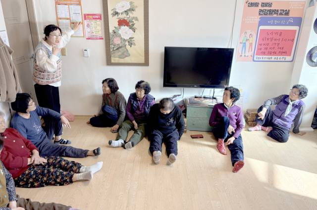 ▲순창군보건의료원은 '2026년도 지역주민 지원사업 안내 포스터'를 제작하고 마을회관과 경로당을 중심으로 홍보를 강화하고 있다고 23일 밝혔다. ⓒ순창군