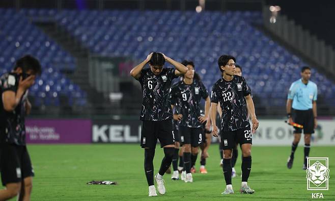 한국 23세 이하(U-23) 축구 대표팀 선수들이 24일(한국시간) 사우디아라비아 제다의 킹 압둘라 스포츠 시티 홀 스타디움에서 열린 아시아축구연맹(AFC) U-23 아시안컵 3·4위전에서 베트남에 패배한 뒤 아쉬워하고 있다. 대한축구협회 제공
